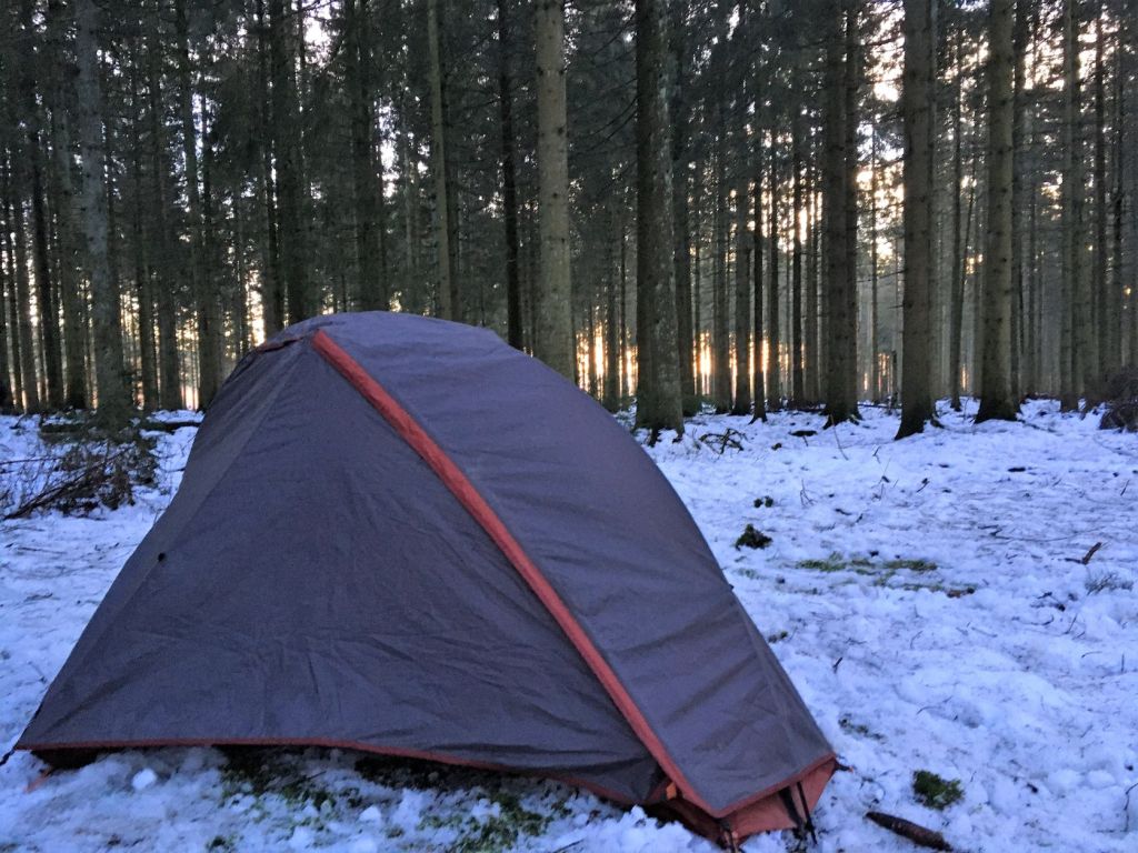 tent in de sneeuw